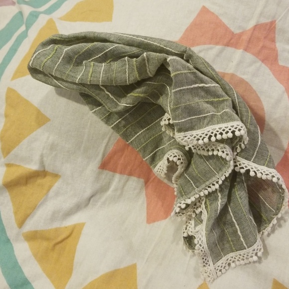 Cute square scarf with sweet edging detail - Picture 4 of 4